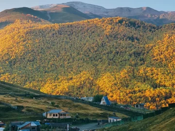 Khám phá cảnh sắc giao mùa tuyệt mỹ trên dãy Kavkaz